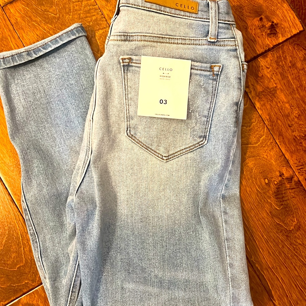 Cello High Rise Mom Jean. NWT. Size 03